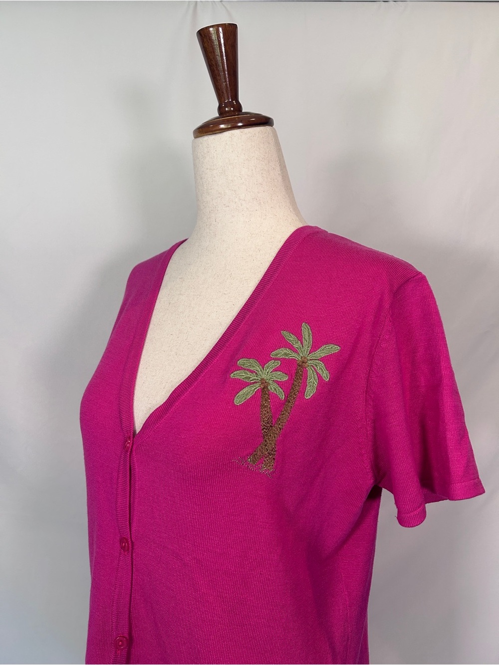 90s Vintage Studio I Hot Pink Short-Sleeve Cardigan with embroidered Palm Tree